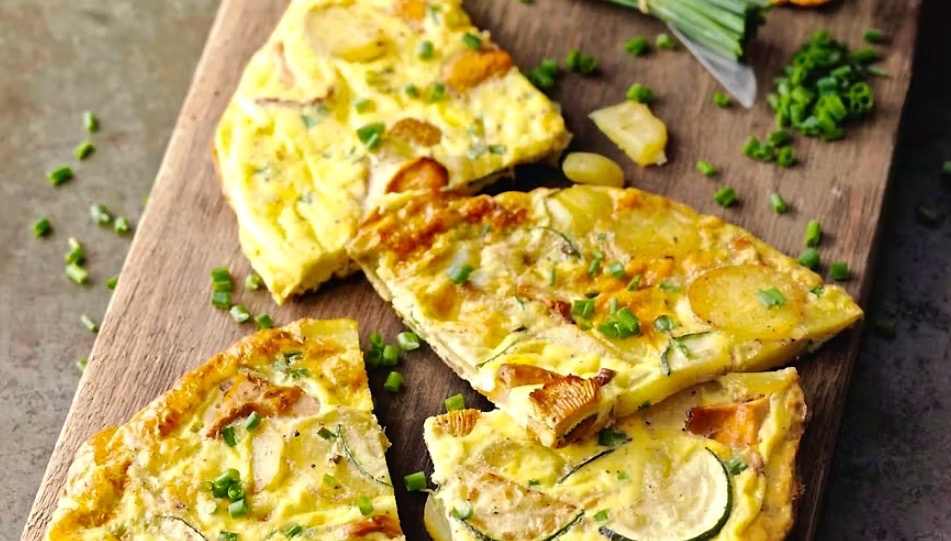 Фритатта с кабачками и лисичками.