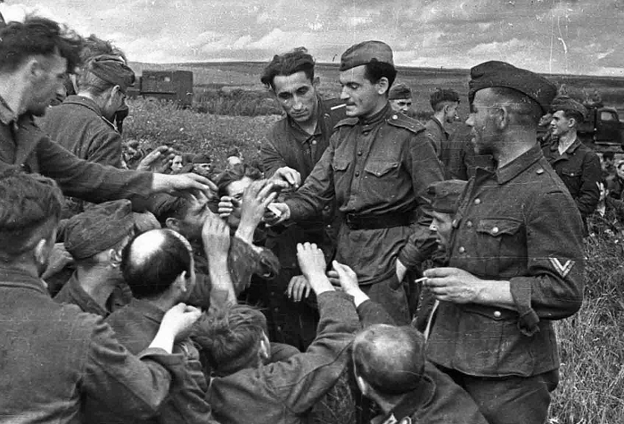 Как советский разведчик в немецкой форме подошел к 50 немцам, закурил и закричал "За Родину! За Сталина!". Что с ним стало