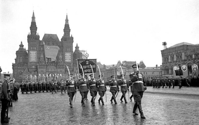 Знаменная группа 2-го Белорусского фронта на Красной площади во время Парада Победы. Фото Макса Альперта (ТАСС).