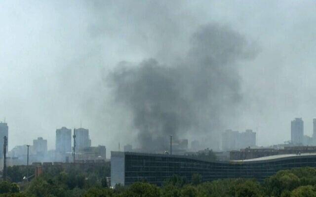 На этом снимке, сделанном с пользовательских изображений, опубликованных в социальных сетях 23 июня 2025 года, виден столб дыма после израильских ударов по Тегерану. (UGC / AFP).