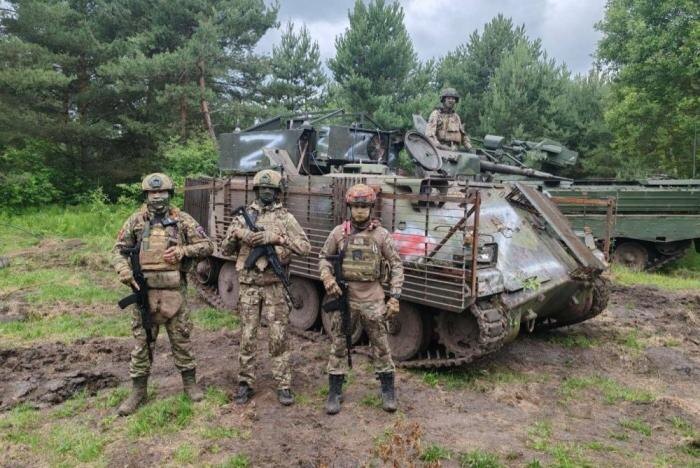 Сборщики трофейной бронетехники: шведская БМП Pbv 302 и немецкая БМП Marder 1A3, источник Телеграм-канал Военный Осведомитель