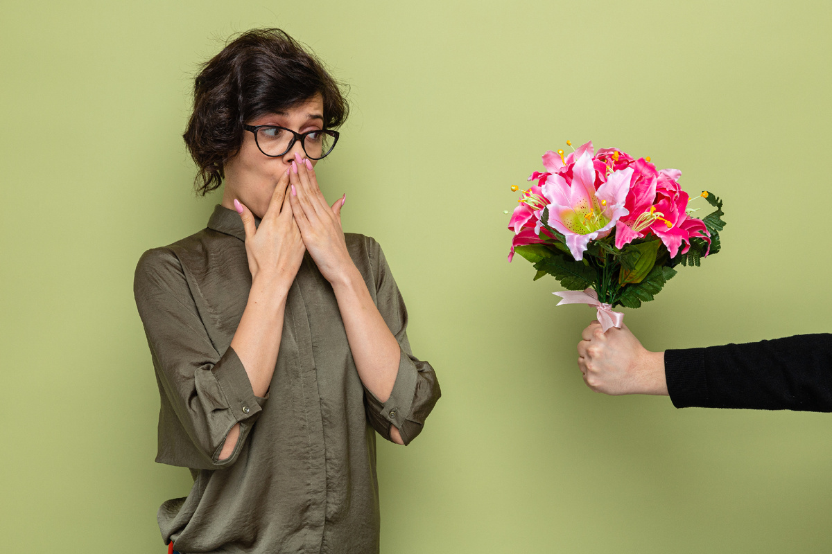 https://ru.freepik.com/free-photo/woman-with-short-hair-looking-surprised-happy-while-receiving-bouquet-flowers-from-her-boyfriend-celebrating-international-women-s-day-march-8-standing-green-background_16285773.htm#fromView=search&page=2&position=18&uuid=f032ef42-8ded-4e0d-b178-9aa205fddf04&query=%D0%B6%D0%B5%D0%BD%D1%89%D0%B8%D0%BD%D0%B0+%D0%BD%D0%B5%D0%B4%D0%BE%D0%B2%D0%BE%D0%BB%D1%8C%D0%BD%D0%B0%D1%8F+%D1%81+%D1%86%D0%B2%D0%B5%D1%82%D0%B0%D0%BC%D0%B8