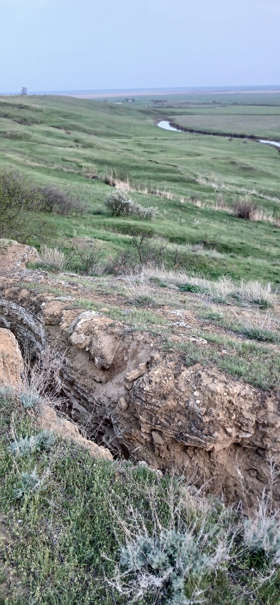 Фото щели в земле, а-ля каньон