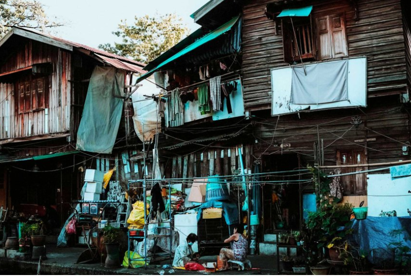 Есть что-то от бараков дальнего пригорода у нас в России, так же белье сушат