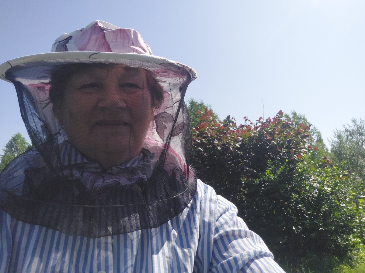 Без накомарничка и рубахи - пока что никуда. 