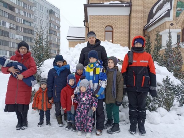    Семья получила землю для строительства дома, но по-прежнему живёт в квартире в Новосибирске
