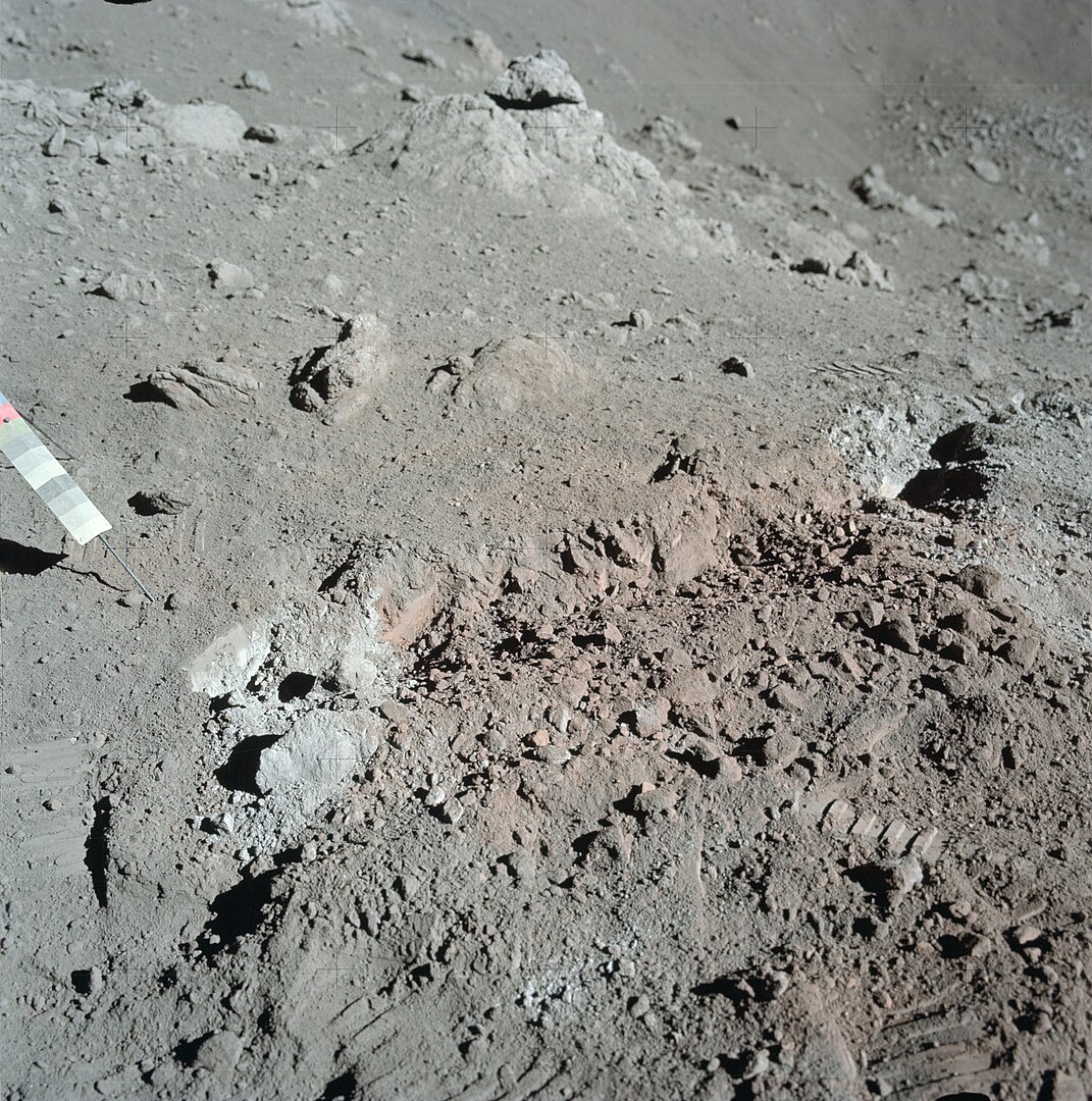 Оранжево-коричневый реголит, замеченный Харрисоном Шмиттом / © NASA