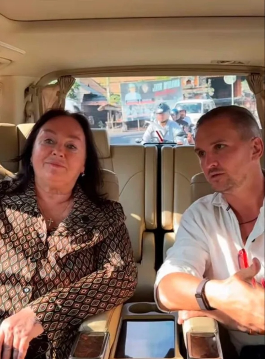 Вскоре она начала активно рекламировать своего риелтора — некоего Сергея Домогацкого...