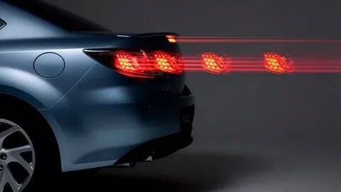 В последнее время на дорогах всё чаще встречаются автомобили с мигающими стоп-сигналами. Одни водители считают это полезным нововведением, другие — бессмысленной и даже опасной модой.