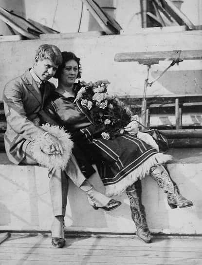 Сергей Есенин и Айседора Дункан по прибытии в Нью-Йорк