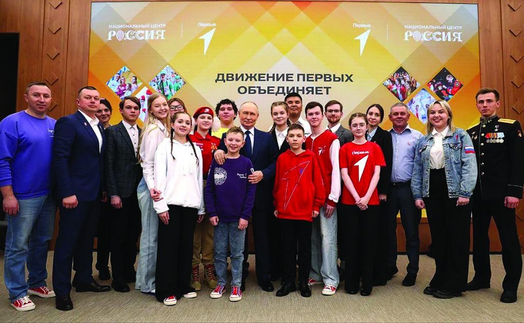      На Всероссийском съезде «Движения Первых» среди тех, кому посчастливилось находиться на одной сцене с Президентом РФ В. В. Путиным, принимать участие в беседе с первым лицом государства, ученица школы № 5 Екатерина Рабочая (с косичками в белой толстовке). Фото из архива «НК». Редакция газеты "Наш край"