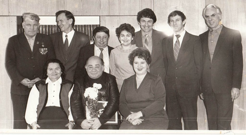      Встреча с актером Евгением Леоновым. Стоят Пахомов П. М., Логачев В. Т., Воловатов Н. Ф., Симоненко Т. А. (Высоцкая Т. А.) , Горшколепов В. А., Коломоец А. В., Широкоступ Г. А.. Сидят: Логачева Л. В., Леонов Е. П., Фошенко И. Н. 1 ноября 1986 г. Фото из архива «НК». Редакция газеты "Наш край"