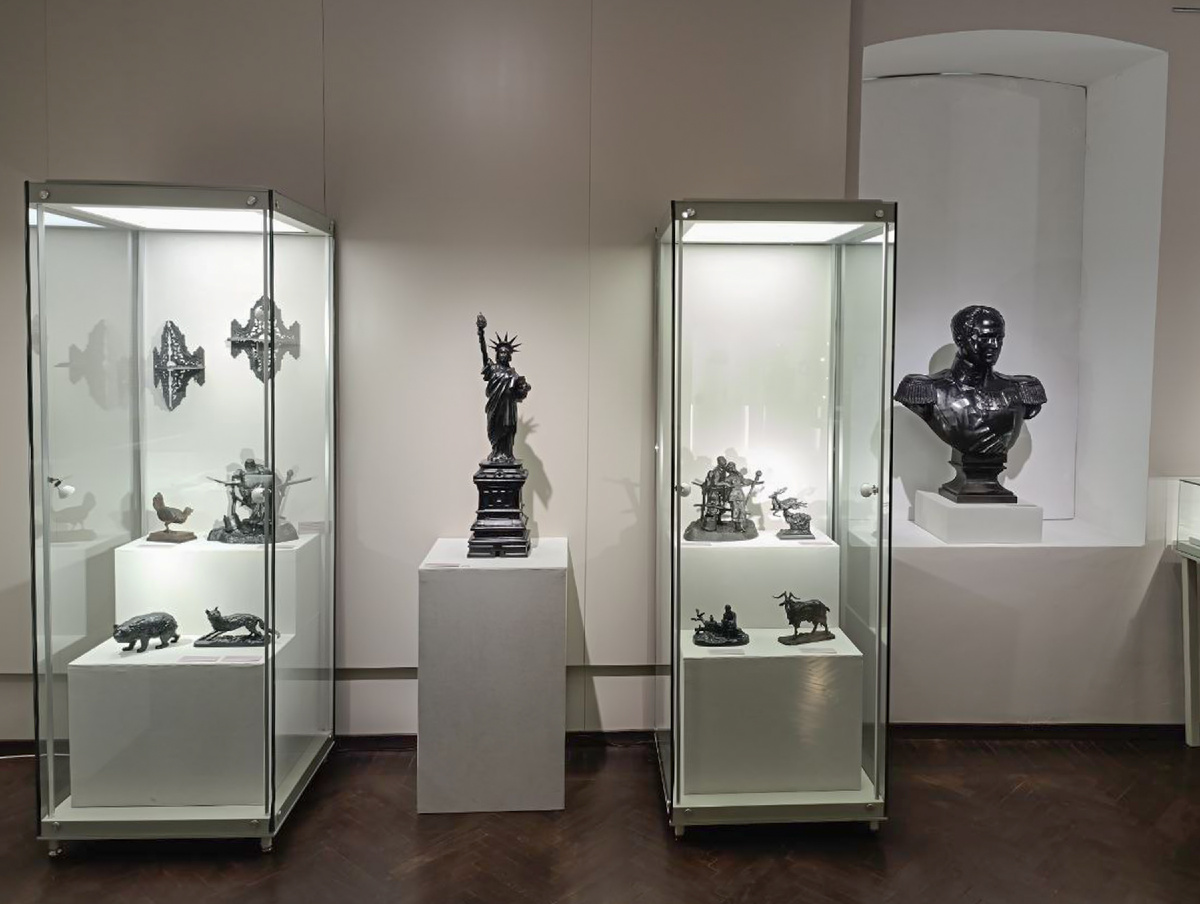 Стоит. Соблазняет коммунистов своим капитализмом.