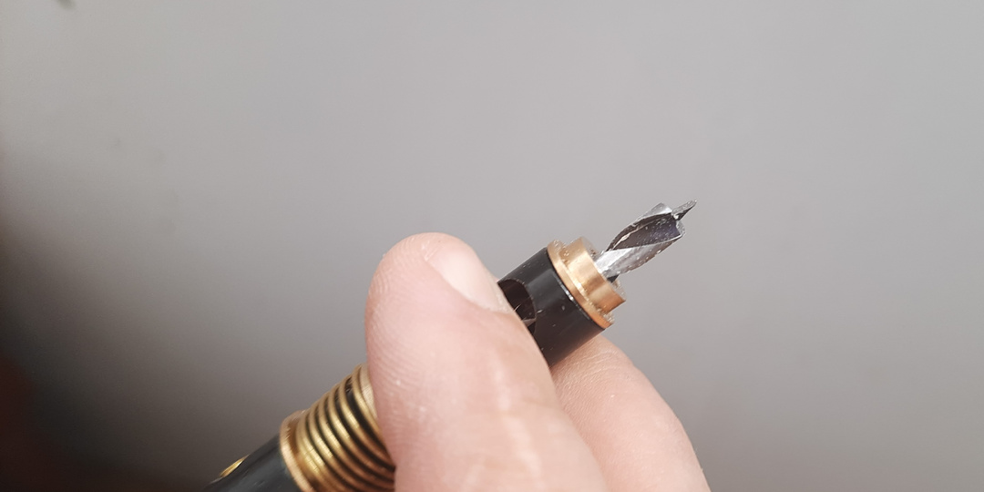 Сверло для не сквозных отверстий с удобным автоматическим ограничитителем и центровочным кондуктором сразу в одном