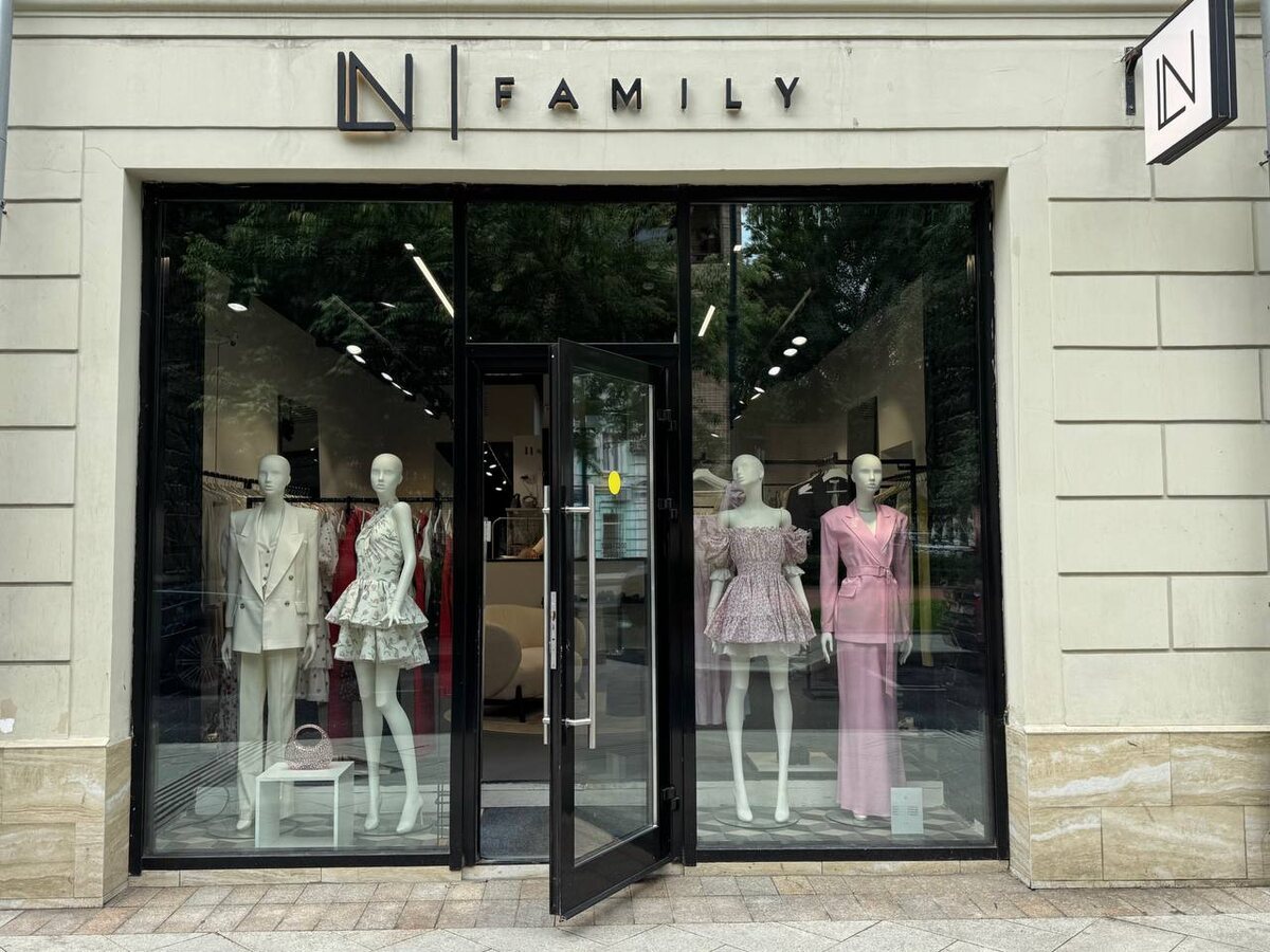 Petite robe, grand effet — qui résiste?*
Флагманский бутик. Большой Палашёвский переулок, 1/14с1. Ежедневно с 10 до 22.

*фр. «Маленькое платье, большой эффект — кто устоит?»