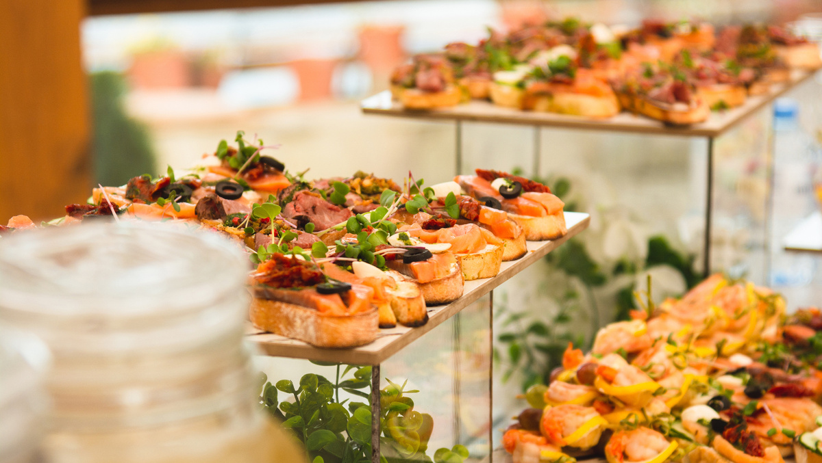     Фото: ya_create/Shutterstock/FOTODOM Гастрономия в бизнес-зале — не просто перекус. Пространство со шведским столом предлагает широкий выбор: от легких закусок и свежих фруктов до полноценных горячих блюд и десертов