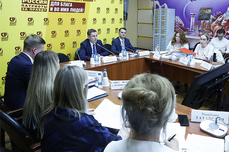    На мероприятие, организованное депутатом от «Справедливой России — За правду» (СРЗП) Александром Аксененко, приехали представители 24 регионов со всей страны.   
Фото: spravedlivo.ru