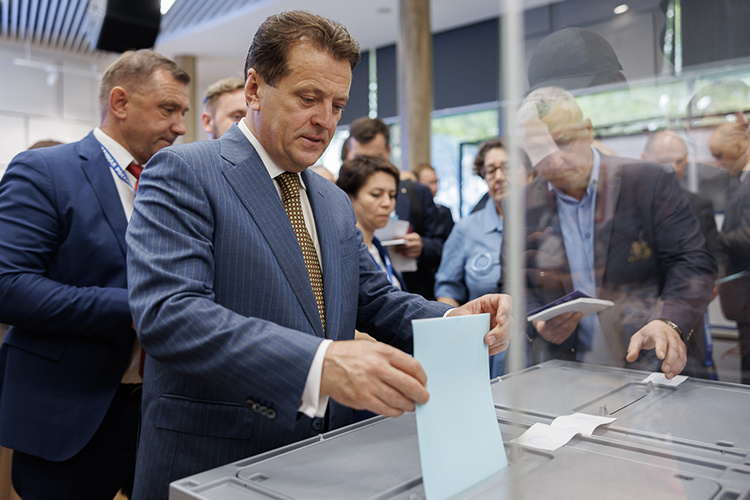    В четверг татарстанское отделение «Единой России» выбрало действующего главу республики кандидатом от партии на предстоящие выборы раиса.   
Фото: Сергей Елагин