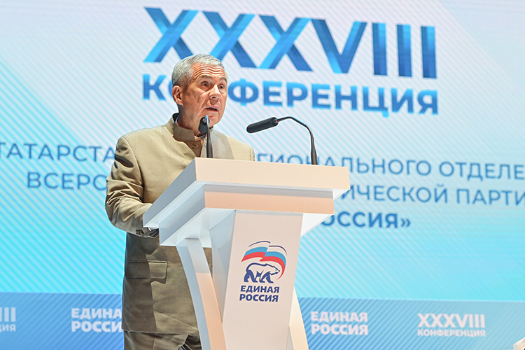    Рустам Минниханов: «Каждый из вас вносит свою лепту, долю. Многие из вас могли бы баллотироваться на руководителя республики, потому что огромный жизненный опыт есть».   
Фото:  rais.tatarstan.ru