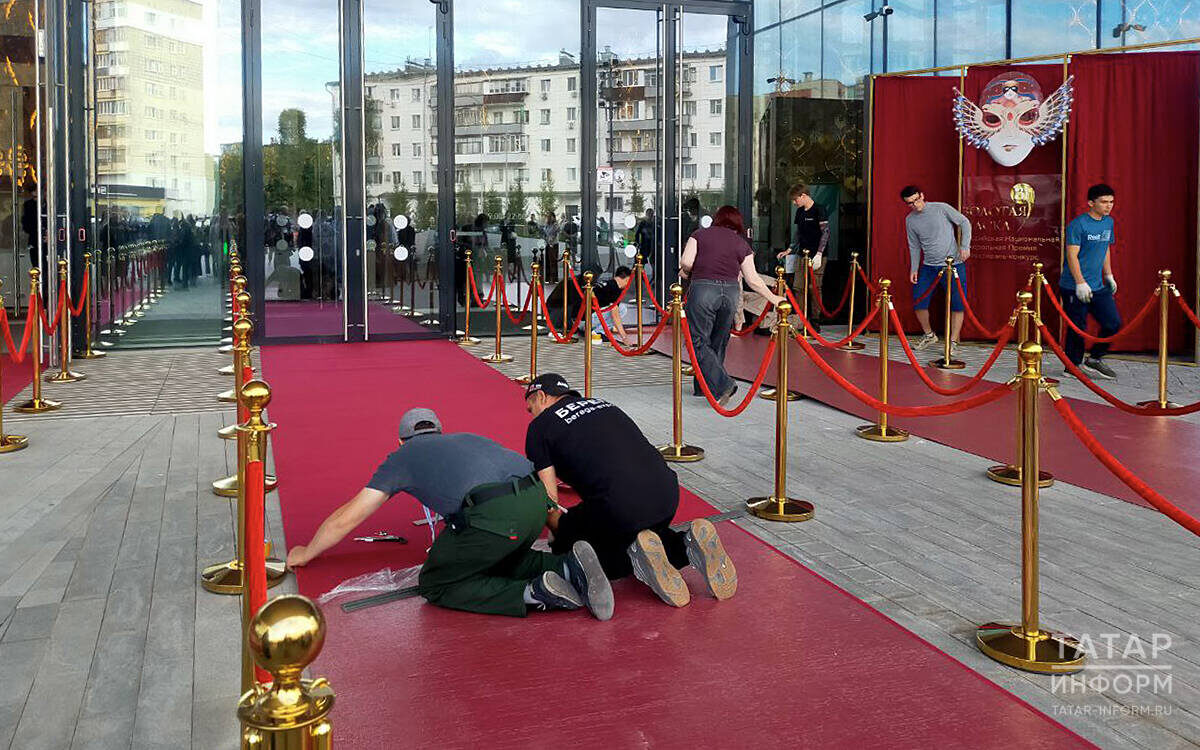 Красную ковровую дорожку перед входом в новое здание театра имени Камала начали раскладывать всего за час до церемонииФото: © Оксана Романова / «Татар-информ»