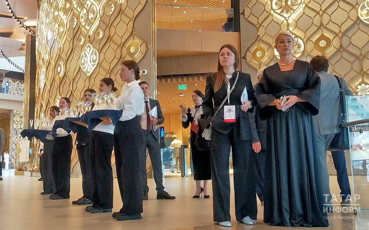 На верху парадной лестницы в ожидании VIP-гостей всматривалась в прибывающих министр культуры Татарстана Ирада АюповаФото: © Оксана Романова / «Татар-информ»