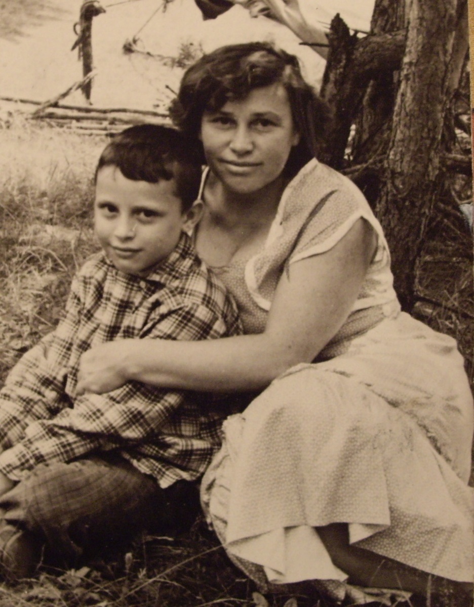 Я с мамой. Чусовая река. Пионерлагерь. Лето 1958 фото из семейного архива