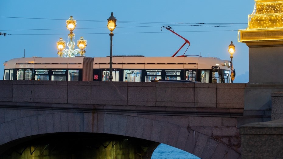    Трамвай проезжает по Троицком мосту в Петербурге. Автор фото: Сергей Ермохин / "Деловой Петербург"