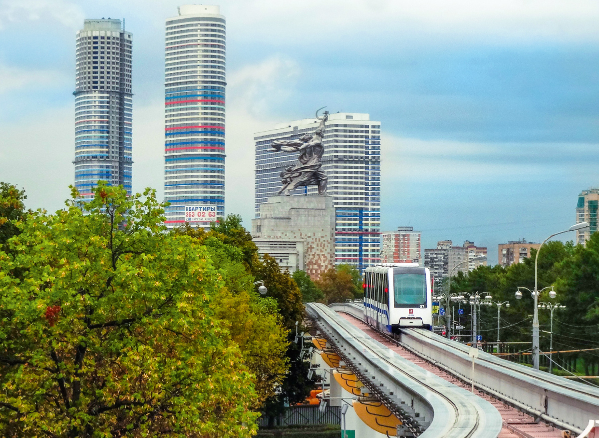 Московскиц монорельс проходит у популярных достопримечательностей столицы. Фото автора из книги "Тайны ВДНХ. Коллекция впечатлений"