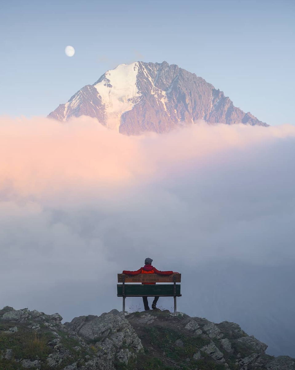 Смотровая точка рядом с Архонским перевалом, впереди видна гора Сырхыбарзонд (4149м)