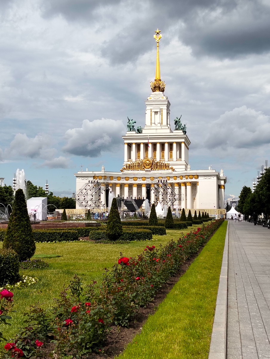 ...и сам Центральный павильон