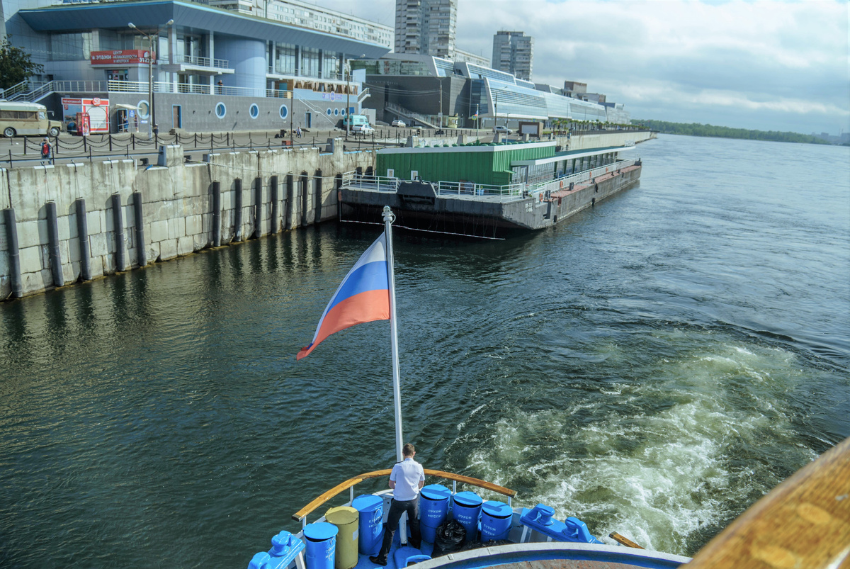 Отчаливаем под марш "Прощание славянки"  Фото Автора