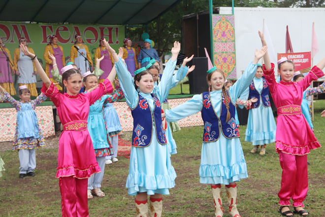 Выступления творческих коллективов шли одно за другим