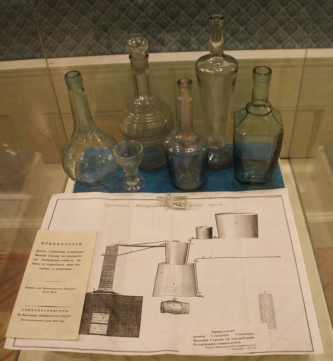 Экспонаты из Музея истории водки. Измайловский кремль, Москва.