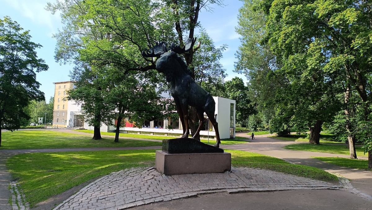 Скульптура лось. В парке имени Ленина. 