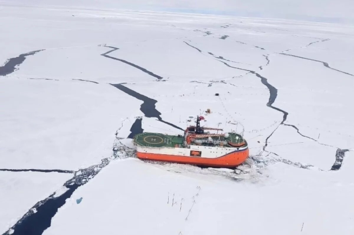    Рейс выполнял экипаж в составе: командир Иван Шпарлов, второй пилот Станислав Шиверин, бортмеханик Дмитрий Чернов, авиатехники Сергей Шашкин и Олег Летунов.