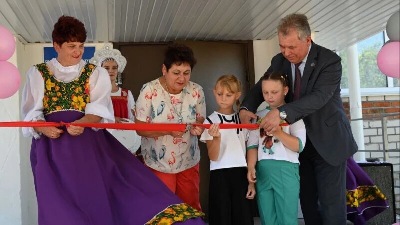     Александр Романенко открыл обновлённый дом культуры в посёлке Ремовский Локтевского района Алтайского края. Фото предоставлено пресс-службой Алтайского краевого Законодательного Собрания.
