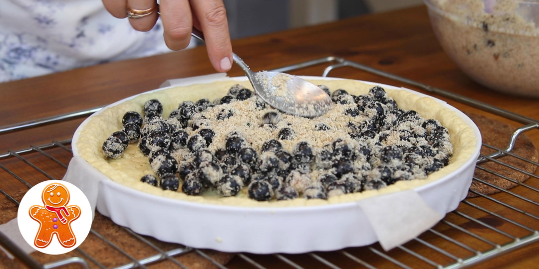 Необычный пирог с черной смородиной