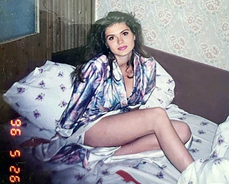 Девушка 90-х