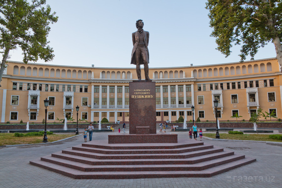 Открыт к 175-летию со дня рождения. Скульптор - Аникушин М.