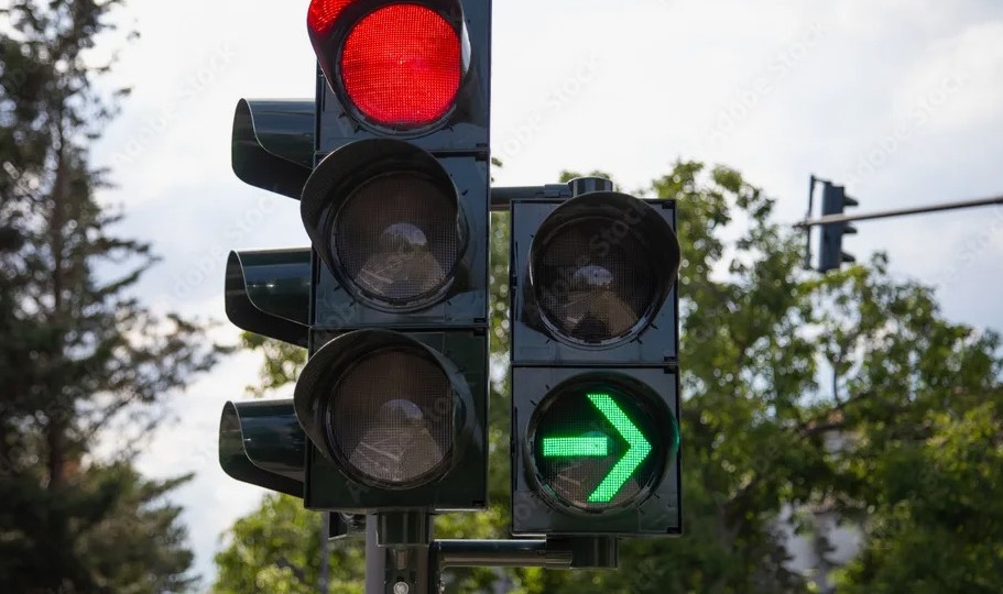 Как быть в ситуации, когда встал в правую полосу под стрелку, а ехать нужно прямо? Что говорят ПДД