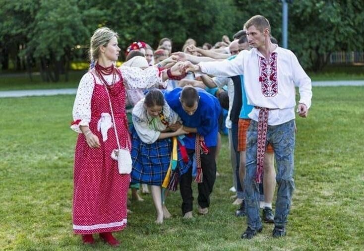 «Ручеёк» — русская подвижная хороводная игра, известная с давних пор. Википедия.