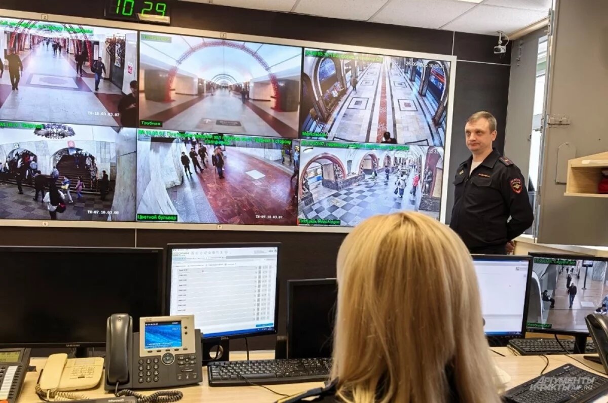    Сейчас в столичном метро линий уже 16, станций — 271. И всего на них работают 3732 полицейских.