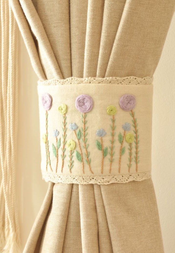 источник pinterest      ручная вышивка нитками мулине с добавлением кружева