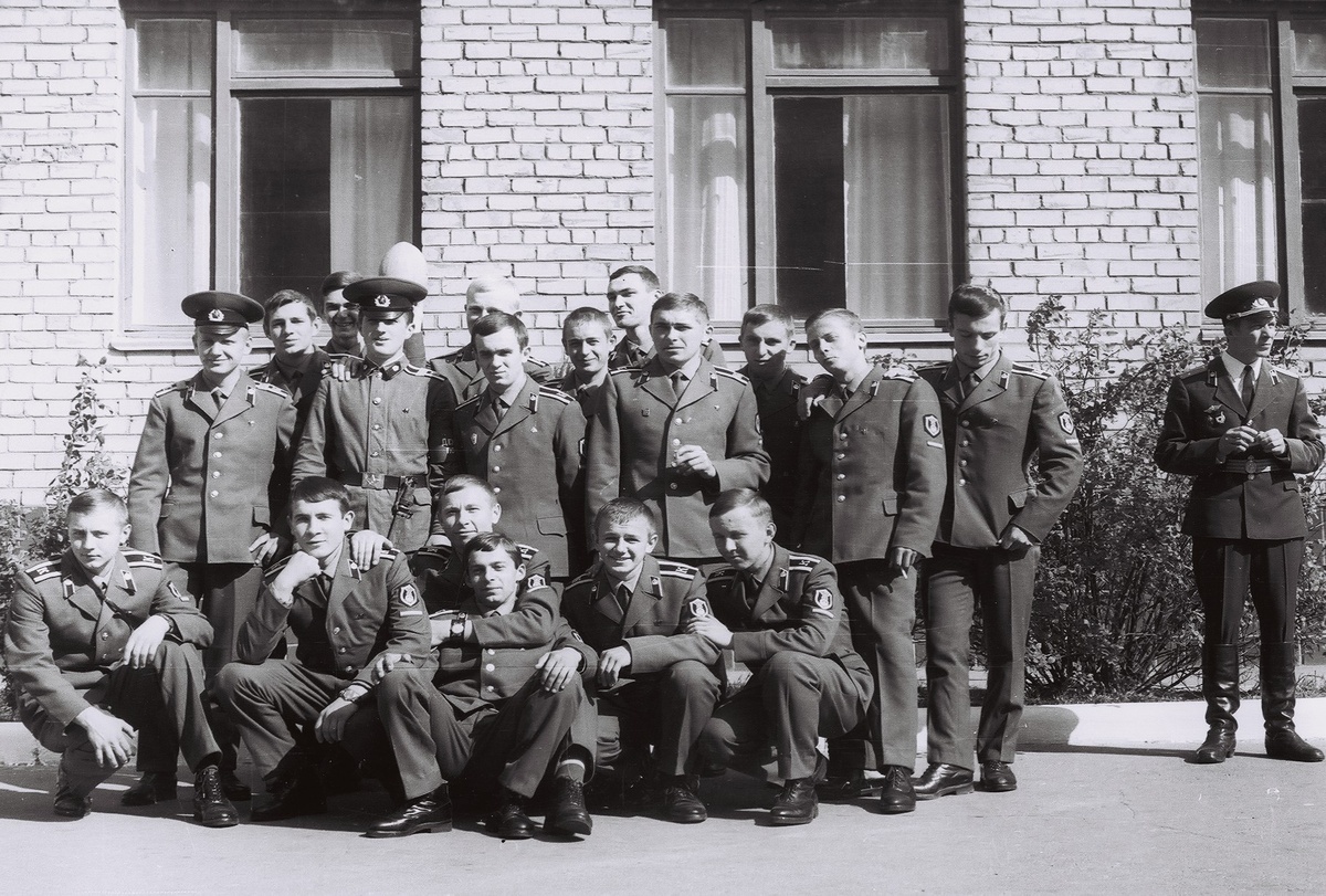 Мои товарищи по училищу... Иллюстрация к информации о галифе