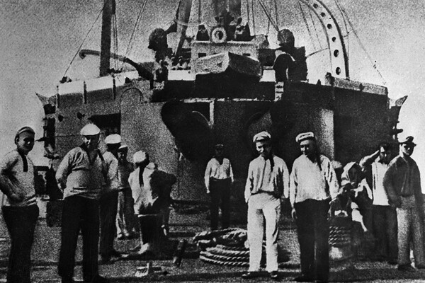 Участники восстания, матросы броненосца «Князь Потемкин-Таврический» на палубе корабля. Одесса, июль 1905 года / РИА Новости  