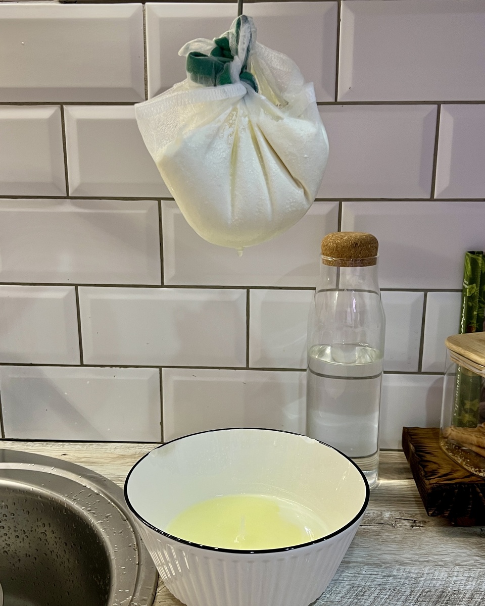 А это мой маскарпоне висит, сыворотка стекает.