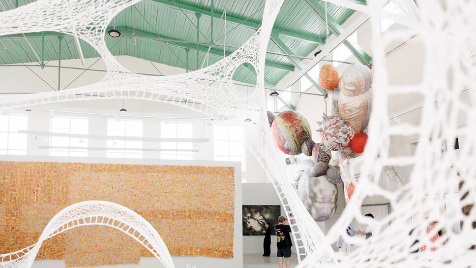 Экспозиция выставки «Кожа Земли» на Мытном рынке.📷Фото: предоставлено организаторами биеннале