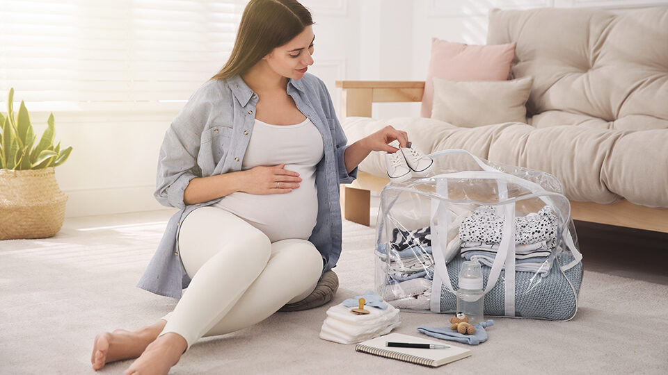 Фотография, которая показывает, как много ненужного нам рекомендуют собрать в роддом, даже кеды для малыша