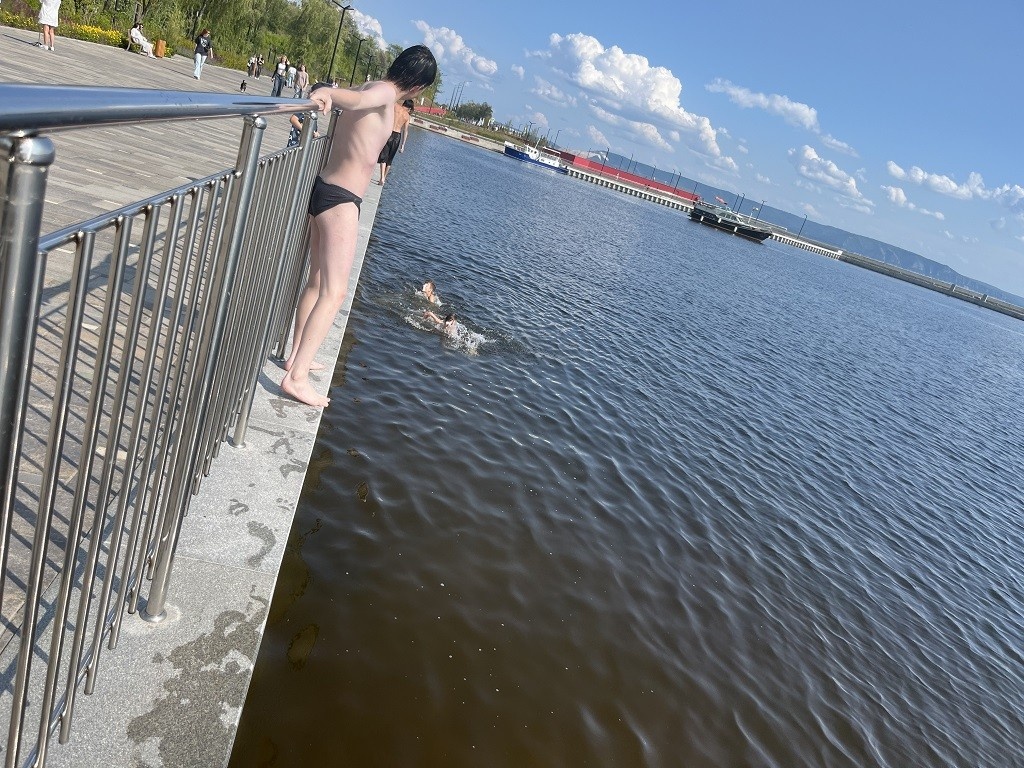 Подростки по-своему отдыхают на второй очереди набережной.