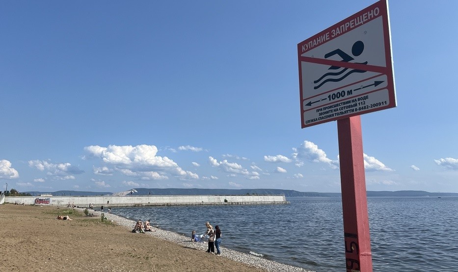 Загорать на пляже можно, а вот купаться запрещено.